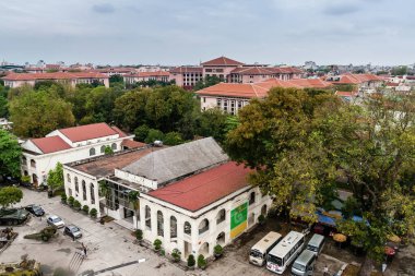 Vietnam Askeri Tarih Müzesi ve şehir Hanoi Bayrak Kulesi 'nde görülüyor.