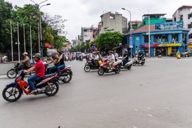 Hanoi 'de trafiği olan bir sokak.