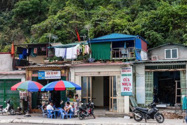 Vietnam 'ın Ha Long banliyösünde küçük özel atölyeler.