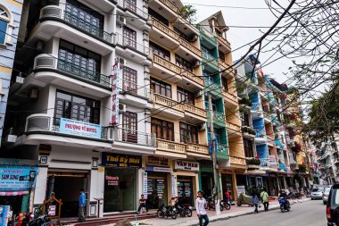 Vuon Dao Caddesi 'nde oteller ve diğer yerel işletmeler, Ha Long, Vietnam.