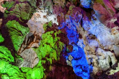 Halong Körfezi, Vietnam 'daki bir kireçtaşı mağarasında sarkıt ve dikit oluşumları