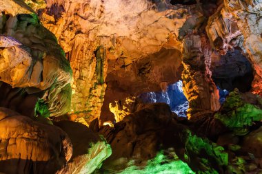 Halong Körfezi, Vietnam 'daki bir kireçtaşı mağarasında sarkıt ve dikit oluşumları
