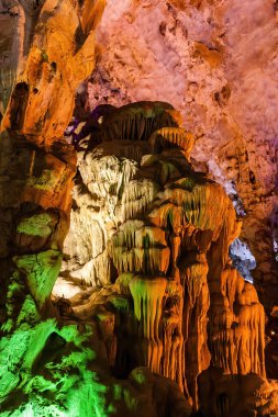 Halong Körfezi, Vietnam 'daki bir kireçtaşı mağarasında sarkıt ve dikit oluşumları