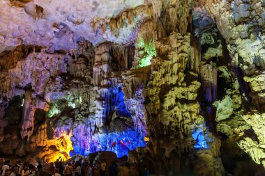 Halong Körfezi, Vietnam 'daki bir kireçtaşı mağarasında sarkıt ve dikit oluşumları