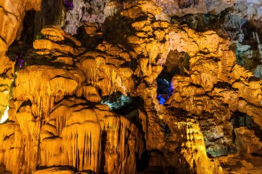 Halong Körfezi, Vietnam 'daki bir kireçtaşı mağarasında sarkıt ve dikit oluşumları