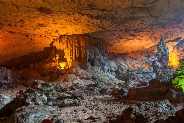 Formación Estalactitas Estalagmitas Una Cueva Piedra Caliza Bahía Halong Vietnam —  Fotos de Stock