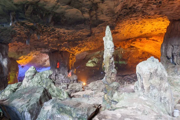 Tropfstein Und Stalagmitenformationen Einer Kalksteinhöhle Der Halong Bucht Vietnam — Stockfoto