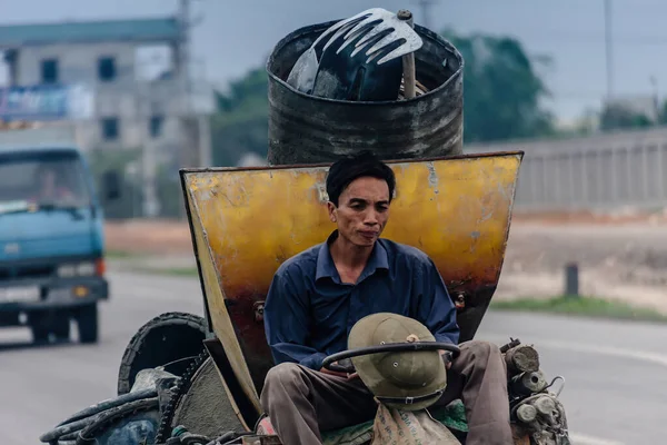 Hombre Conduciendo Camión Artesanal Sobrecargado Una Carretera Vietnam — Foto de Stock