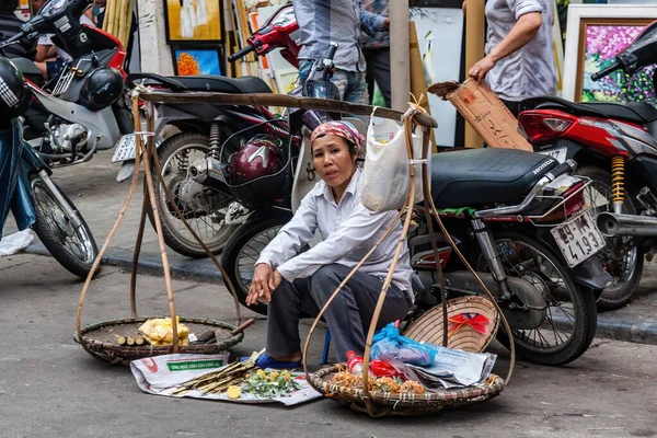 Una Mujer Vendiendo Piñas Calle Hanoi —  Fotos de Stock
