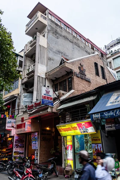 河内霍安基姆湖附近受欢迎旅游区恒贝大街上的各种商行 — 图库照片