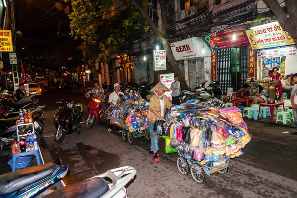 Women Transporting Merchandise May Street Late Night Hanoi — Stock Photo, Image