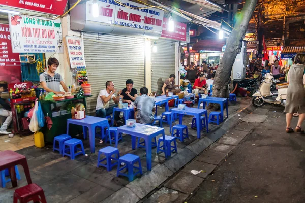 Hanoi 'nin popüler turistik bölgesinde bir kaldırım kafesi.
