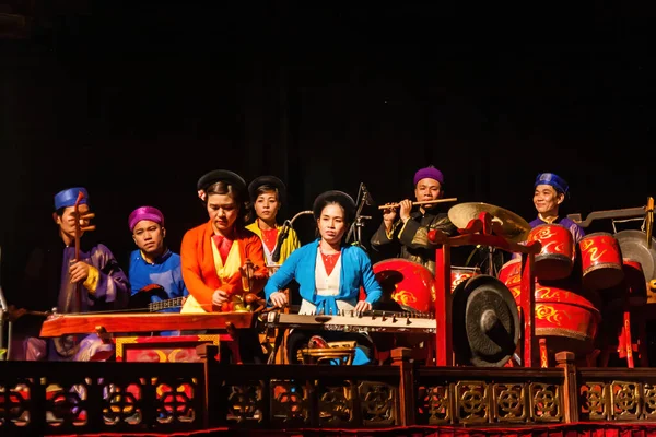 Uzun Vietnam Su Kuklası Tiyatrosu, Hanoi 'de bir orkestra.