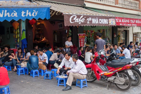 Hanoi 'deki kaldırım kafesinde insanlar var.