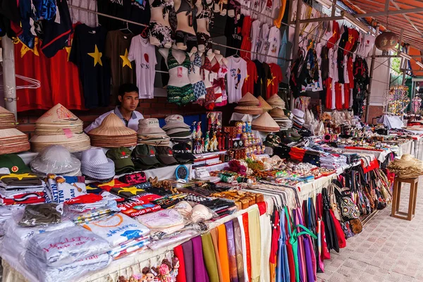 Una Tienda Regalos Con Mercancía Mercado Nocturno Long —  Fotos de Stock