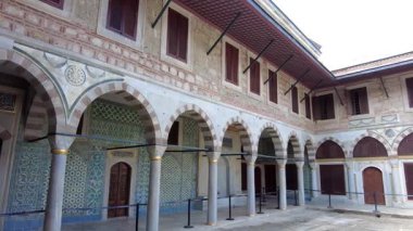 İstanbul, Türkiye - 6 Ağustos 2025: Ana Kraliçenin Apartmanları Avlusu, Topkapı Sarayı Müzesi