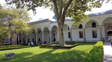 İstanbul, Türkiye - 6 Ağustos 2025: İkinci avlu ve İmparatorluk Hazinesi Topkapı Sarayı Müzesi 'nin Fatih Kk konutu