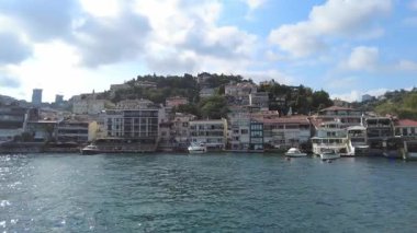 İstanbul, Türkiye - 5 Ağustos 2025: Bebek Mahallesi İstanbul Boğazı 'ndan geçen bir turne teknesinden izlendi