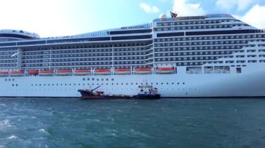 İstanbul, Türkiye - 5 Ağustos 2025: Tekne gemileri Beşiktaş 'taki rıhtıma yanaştı