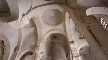 Antik Hallach Manastırı, Ortahisar, Kapadokya, Türkiye 'deki bazilikanın içi.