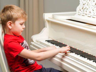 Küçük bir çocuk piyano çalma.