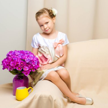 Bir buket çiçekli küçük kız