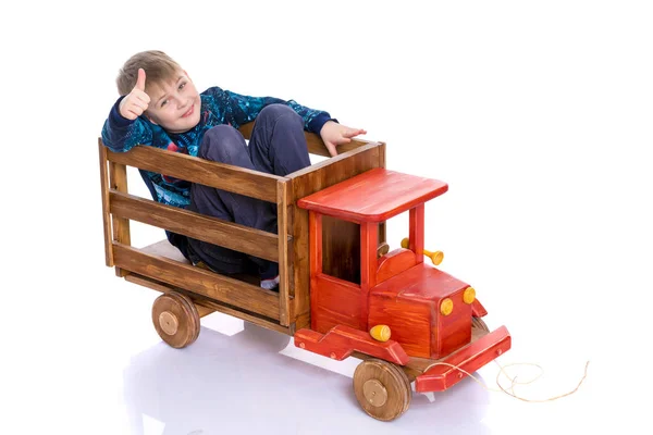 Um menino está brincando com um carro de brinquedo. — Fotografia de Stock