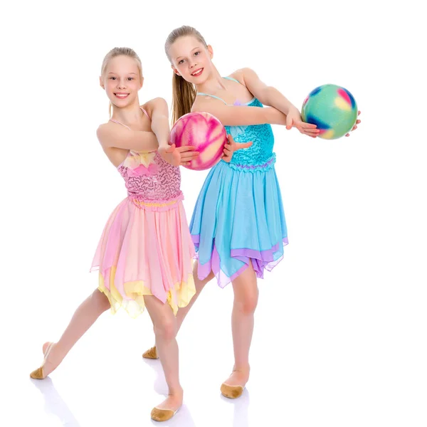 Meninas ginastas realizar exercícios com a bola . — Fotografia de Stock