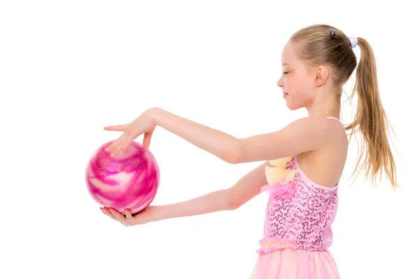 Niña se dedica a la aptitud con una pelota. — Foto de Stock