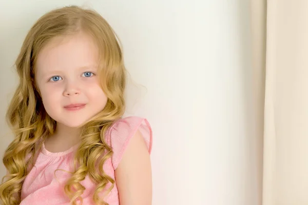 Portret van een klein meisje close-up. — Stockfoto