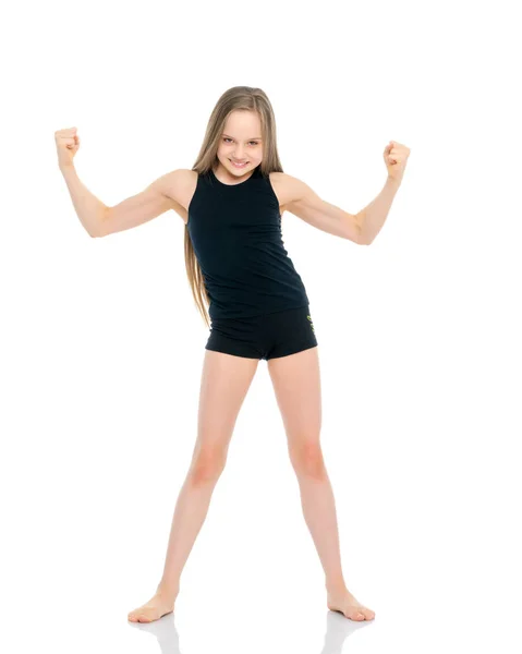 Una niña pequeña muestra sus músculos . — Foto de Stock