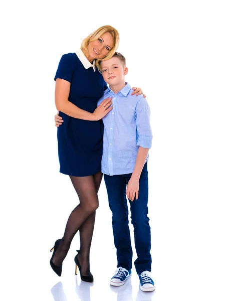 Schöne junge Mutter mit ihrem Teenager-Sohn im Studio. — Stockfoto