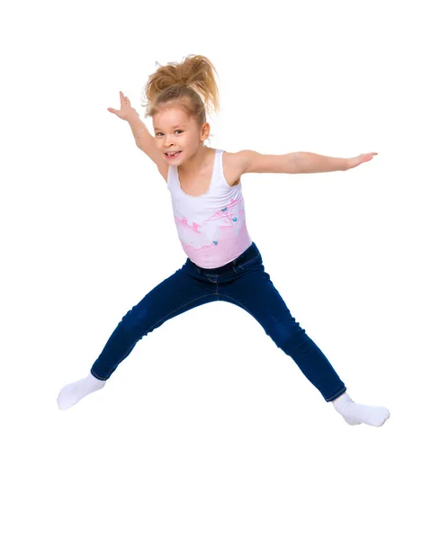 Dziewczynka gimnastyczka skoki. — Zdjęcie stockowe