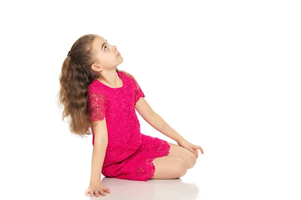 Hermosa niña en un vestido rojo . — Foto de Stock