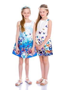 İki sevimli küçük kız tam büyüme