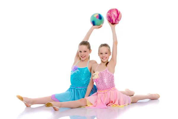 Kızlar jimnastikçiler topu ile çalışmaları gerçekleştirmek. — Stok fotoğraf