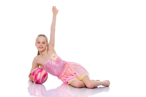 Niña se dedica a la aptitud con una pelota. — Foto de Stock