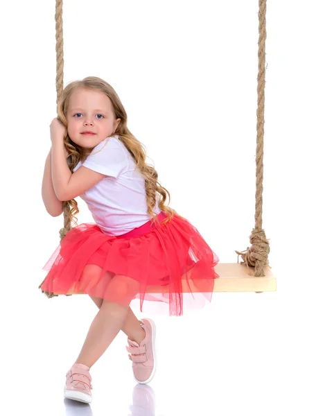 Klein meisje swingen op een swing — Stockfoto