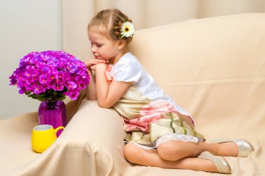 Bir buket çiçekli küçük kız