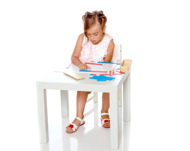 Küçük bir kız Montessori dersleri alıyor..