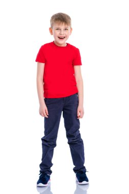 Yakışıklı küçük çocuk gülüyor.