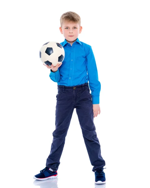 Pequeño niño está jugando con una pelota de fútbol . — Foto de Stock