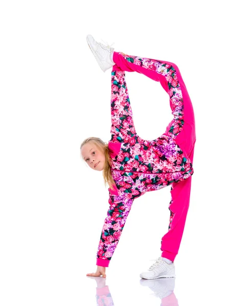 Gimnastyczka wykonuje element akrobatyczny.. — Zdjęcie stockowe