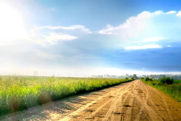 A estrada da aldeia em um dia ensolarado de verão . — Fotografia de Stock