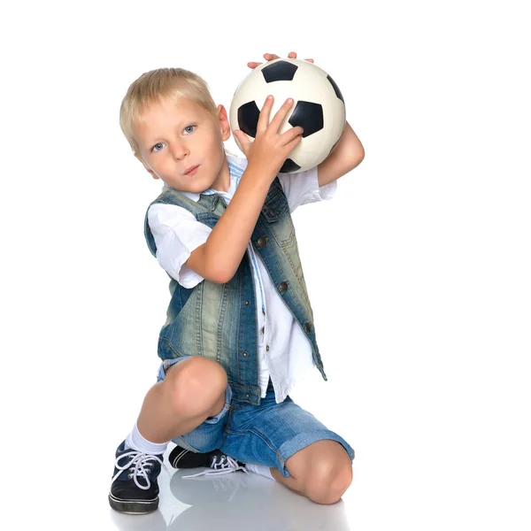 Ragazzino sta giocando con un pallone da calcio . — Foto Stock