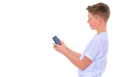Küçük bir çocuk cep telefonu kullanır.
