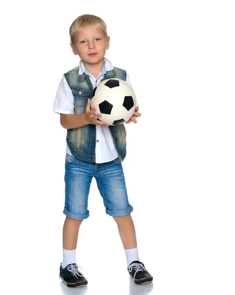 Kleiner Junge spielt mit einem Fußball. — Stockfoto