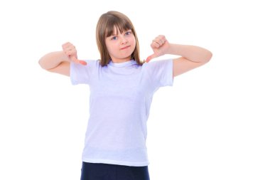 Onun boş beyaz t-shirt için işaret eden küçük okul kız.