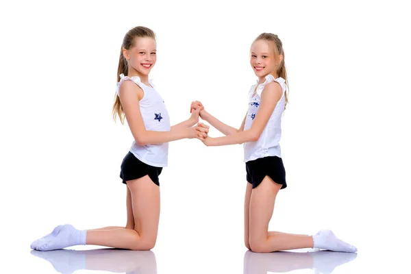 Κορίτσια gymnasts εκτελούν ασκήσεις. — Φωτογραφία Αρχείου