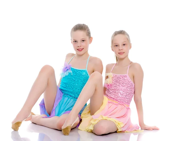 Дівчата-гімнастки сидять на підлозі . — стокове фото